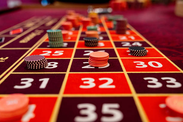 Mobile phone showing lux hoki Domino QQ table with live dealer and betting buttons