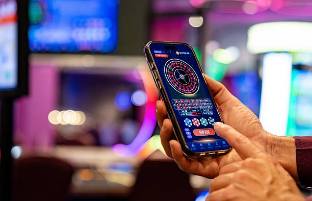 lux hoki Tarung Mesin interface on mobile phone showing game reels and spin button